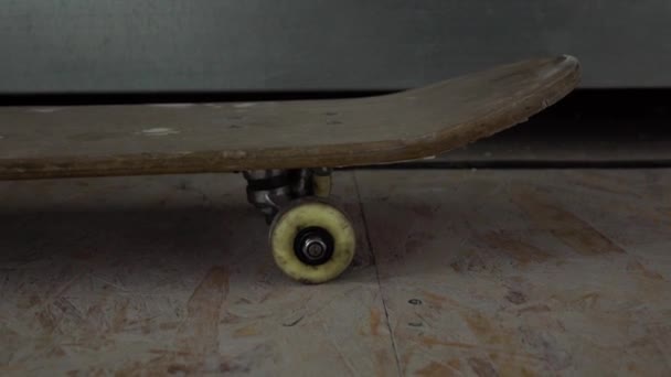 Skateboard on the floor. Radial shot. Close-up. — Stock Video