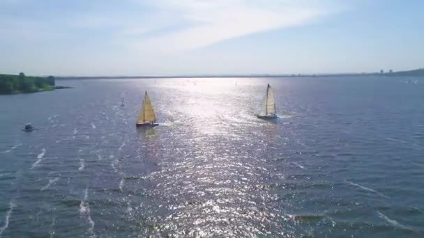 4 k luchtfoto beeldmateriaal. Inzoomen op jacht en trimaran op de regatta — Stockvideo