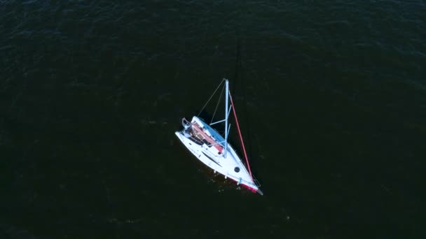 4 k letecké záběry. Pohled shora jediného jachta. — Stock video