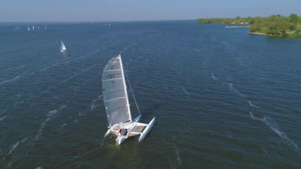 Fotbal aerian 4K. Trimaran lângă coastă — Videoclip de stoc