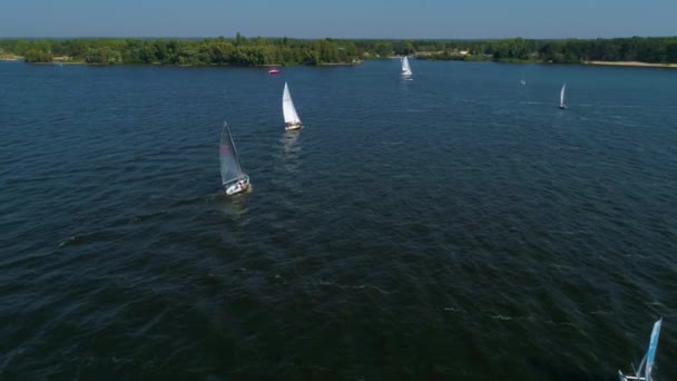 4 k luchtfoto beeldmateriaal. Jacht regatta. Volgende drie jachten — Stockvideo