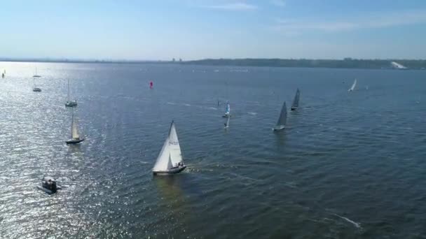 4 k letecké záběry. Regatta jachtě plující na řece — Stock video