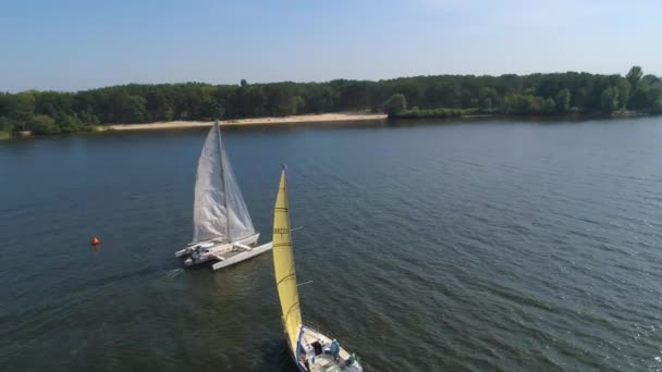 Images aériennes 4K. Voler autour du yacht et du trimaran — Video