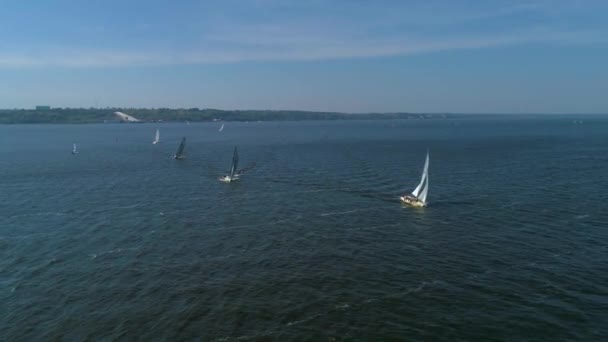 4 k letecké záběry. Fly kolem čtyř jachet v regatta — Stock video