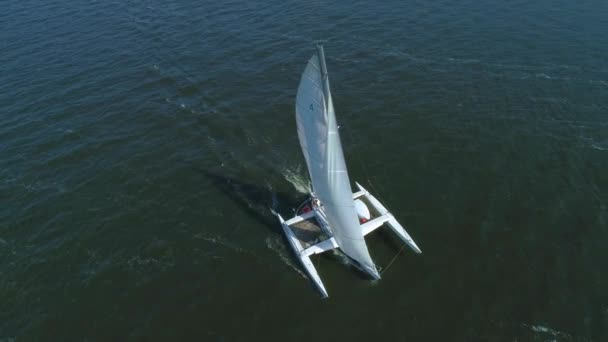 4 k の空中映像。飛ぶ先三胴船 — ストック動画
