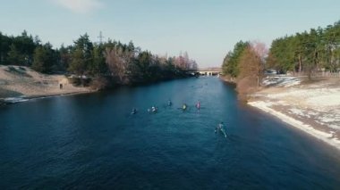 Havadan görüntüleri. Bahar yakın çekim nehirde kayaks grup aşağıdaki