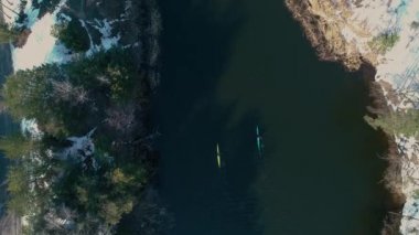 4 k hava görüntüleri. Üstten Görünüm çift kayaks bahar Nehri üzerinde