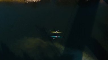 4 k hava görüntüleri. Üstten Görünüm çift kayaklar üzerinde Nehri Köprüsü altında