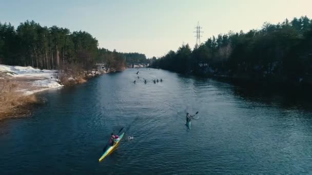 Des images aériennes. Vue de face. Suivre le groupe de kayaks sur la rivière au printemps au ralenti — Video