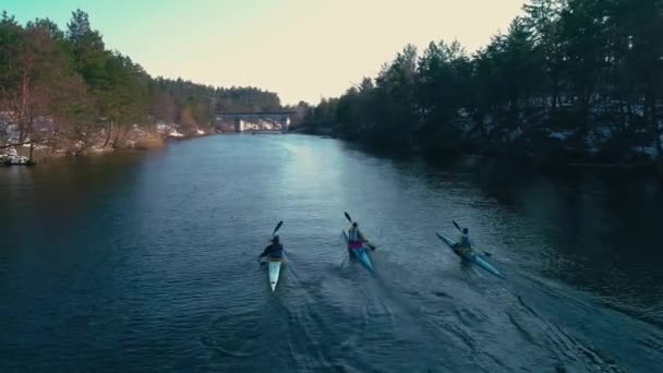 4 k luchtfoto beeldmateriaal. Na drie kajaks op rivier in voorjaar lage vlucht close-up shot — Stockvideo