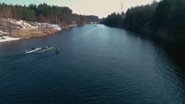 4 k の空中映像。春低飛行で川の次の 3 つのカヤック — ストック動画