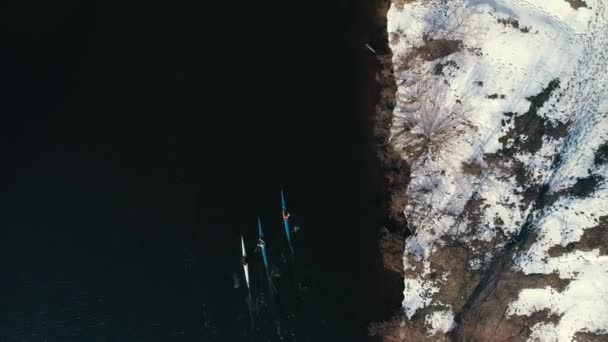 4 k ujęcia. Widok z góry trzech kajaków na rzeki o wiosna w pobliżu wybrzeża — Wideo stockowe