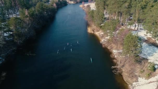 4k Luftaufnahmen. folgende Gruppe von Kajaks auf dem Fluss an der Quelle — Stockvideo