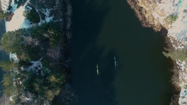 Imagens aéreas 4k. Top vista casal caiaques no rio na primavera — Vídeo de Stock