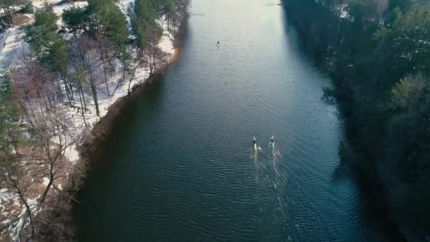 4 k aerial film. Följande par kajaker på floden på våren — Stockvideo