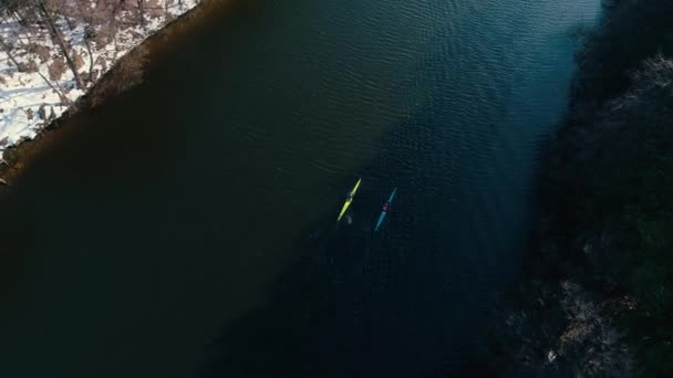 4 k aerial film. Par kajaker på floden på våren — Stockvideo