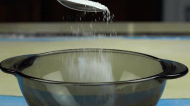 Ağır çekim görüntüleri. Kasenin içine dökülen şeker