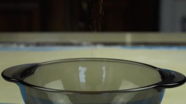Ağır çekim görüntüleri. Dökülen kasenin içine tarçın