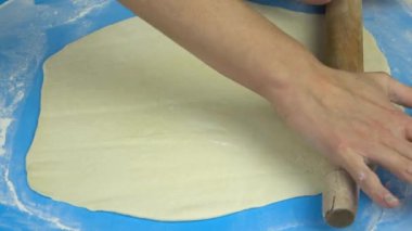 Ağır çekim görüntüleri. Baker el oklava ile hamur yoğurma