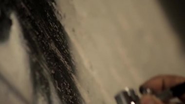 Sanatçı el airbrush üzerinde duvar boyama. Yakın çekim