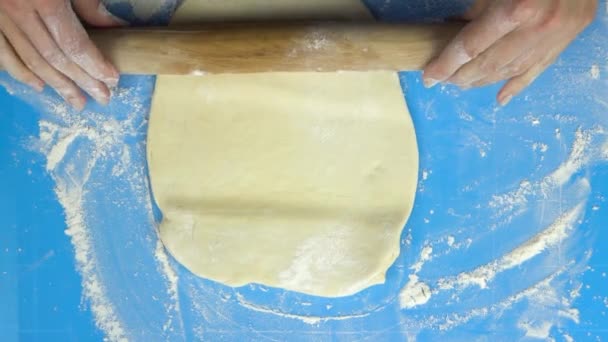 Slow motion beelden. Baker hand kneden van deeg met de deegroller. Bovenaanzicht — Stockvideo