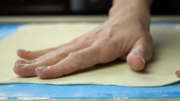 Des images au ralenti. Baker main lisse la pâte — Video