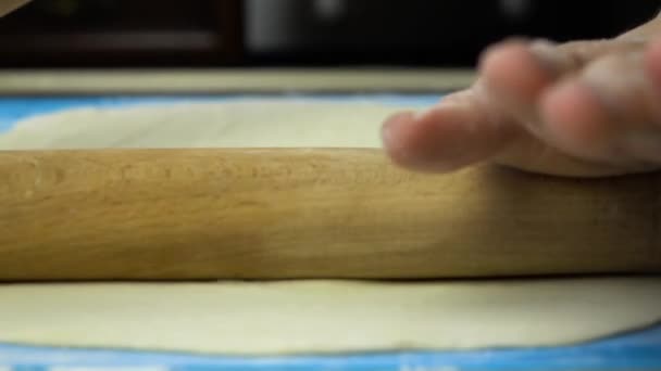 Imágenes en cámara lenta. Masa amasadora de mano Baker con rodillo — Vídeos de Stock