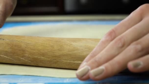 Zeitlupenaufnahmen. Bäcker knetet Teig mit Nudelholz — Stockvideo