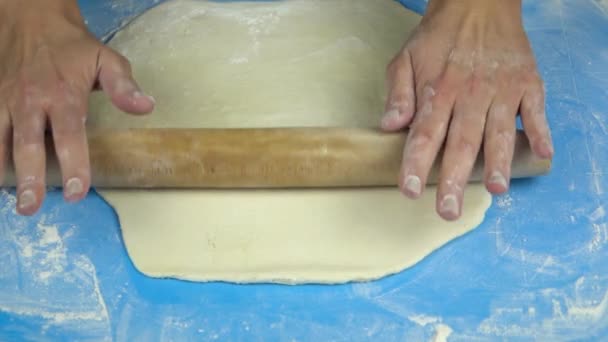 Кадры медленного движения. Пекарь вручную смешивает тесто со скалкой — стоковое видео