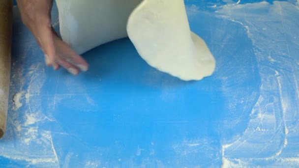 Кадры медленного движения. Пекарь ручной замески и растяжения теста с катком — стоковое видео