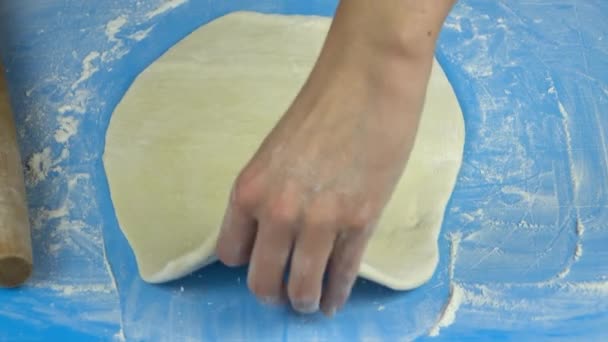 Кадры медленного движения. Пекарь ручной замески и листать тесто с катком — стоковое видео
