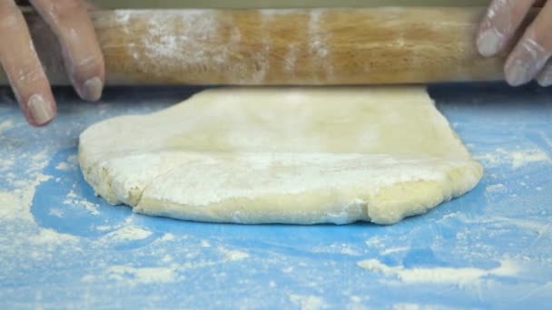 スローモーション映像。麺棒で生地を練りパン手 — ストック動画