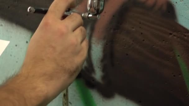 Zeitlupentempo. Künstler Hand-Airbrush-Malerei. Nahaufnahme — Stockvideo