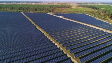 Hava aracı görüntüleri. Güneş paneli çiftliğinde radikal uçuş. Yenilenebilir yeşil alternatif enerji