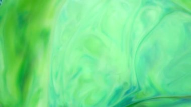 4K görüntüler. Suda mürekkep. Suda tepki veren yeşil mürekkep soyut arkaplan oluşturuyor.