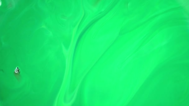 4K beelden. Inkt in het water. Groene inkt reageert in water en creëert een abstracte achtergrond. — Stockvideo