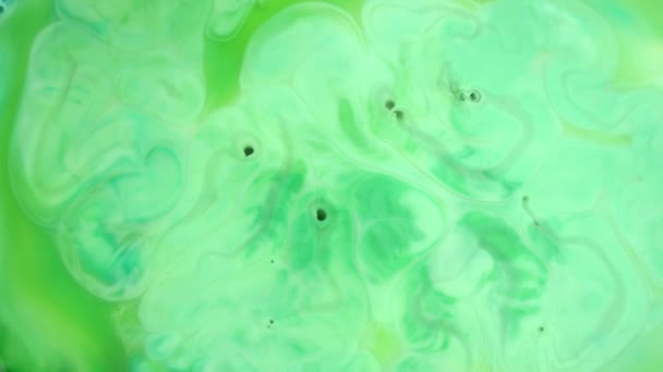 Des images 4K. Encre dans l'eau. Encre verte réagissant dans l'eau créant un fond abstrait. — Video