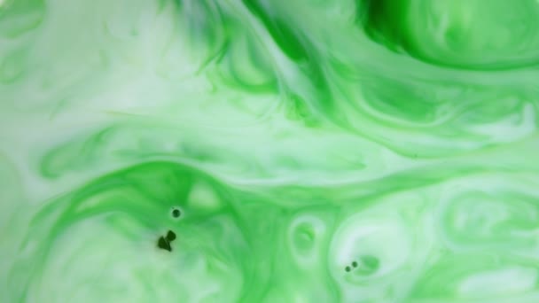 4K-Aufnahmen. Tinte ins Wasser. Grüne Tinte reagiert im Wasser und schafft einen abstrakten Hintergrund. — Stockvideo