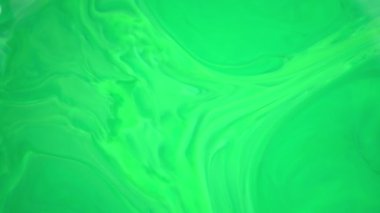 4K görüntüler. Suda mürekkep. Suda tepki veren yeşil mürekkep soyut arkaplan oluşturuyor.