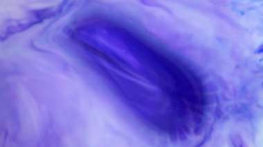 Suda mürekkep. Mor mürekkep arka plan oluşturma suya tepki.