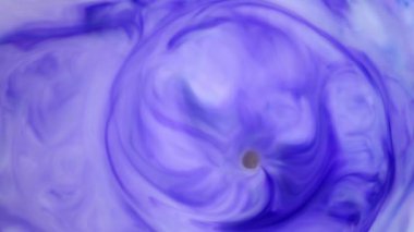 Suda mürekkep. Mor mürekkep arka plan oluşturma suya tepki.