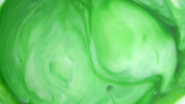 Запись 4К. Чернила в воде. Зеленые чернила реагируют в воде, создавая абстрактный фон. — стоковое видео