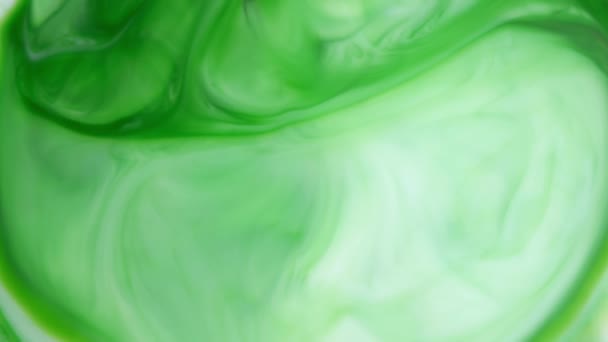 Imágenes de 4K. Tinta en el agua. Tinta verde reaccionando en el agua creando fondo abstracto . — Vídeo de stock