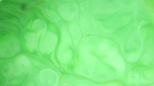 Imágenes de 4K. Tinta en el agua. Tinta verde reaccionando en el agua creando fondo abstracto . — Vídeo de stock