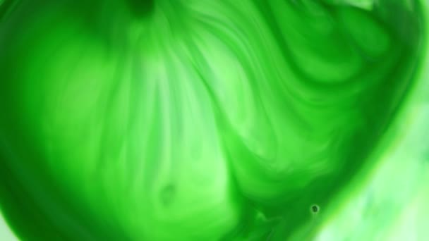 4K-Aufnahmen. Tinte ins Wasser. Grüne Tinte reagiert im Wasser und schafft einen abstrakten Hintergrund. — Stockvideo