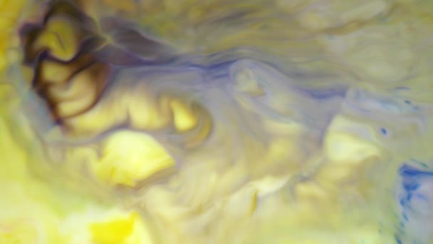 墨水在水里。 黄色和紫色墨水在水中的反应产生抽象的背景. — 图库视频影像