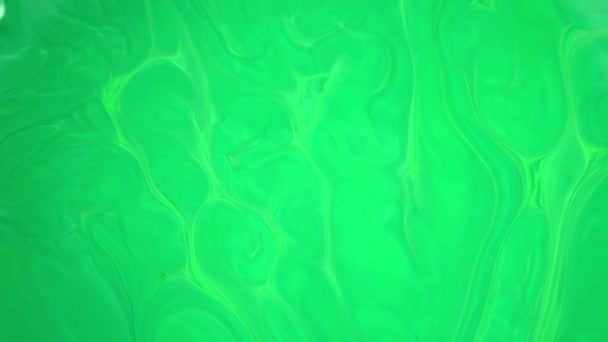 4K beelden. Inkt in het water. Groene inkt reageert in water en creëert een abstracte achtergrond. — Stockvideo