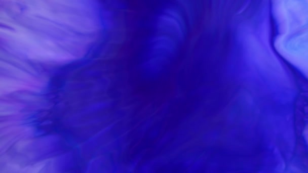 墨水在水中。在水中反应的紫罗兰色墨水创建抽象背景. — 图库视频影像