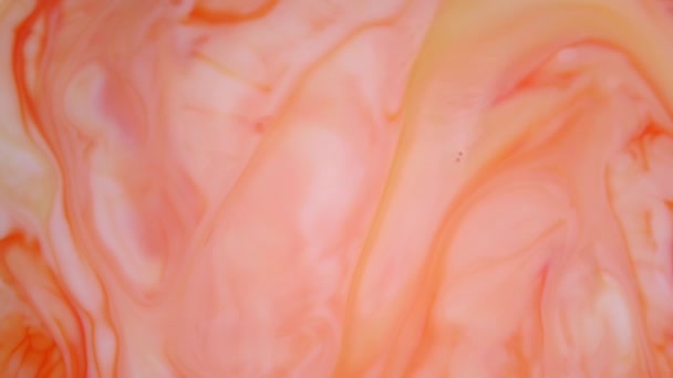 Des images 4K. Encre dans l'eau. Encre rouge et orange réagissant dans l'eau créant un fond abstrait .