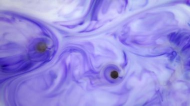 Suda mürekkep. Mor mürekkep arka plan oluşturma suya tepki.